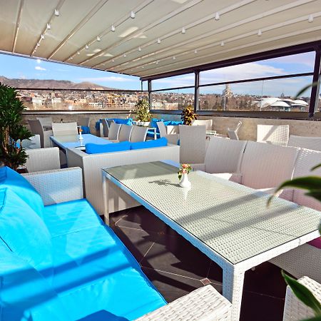 River Side Hotel Tbilisi Eksteriør bilde A 3D rendering of a balcony
