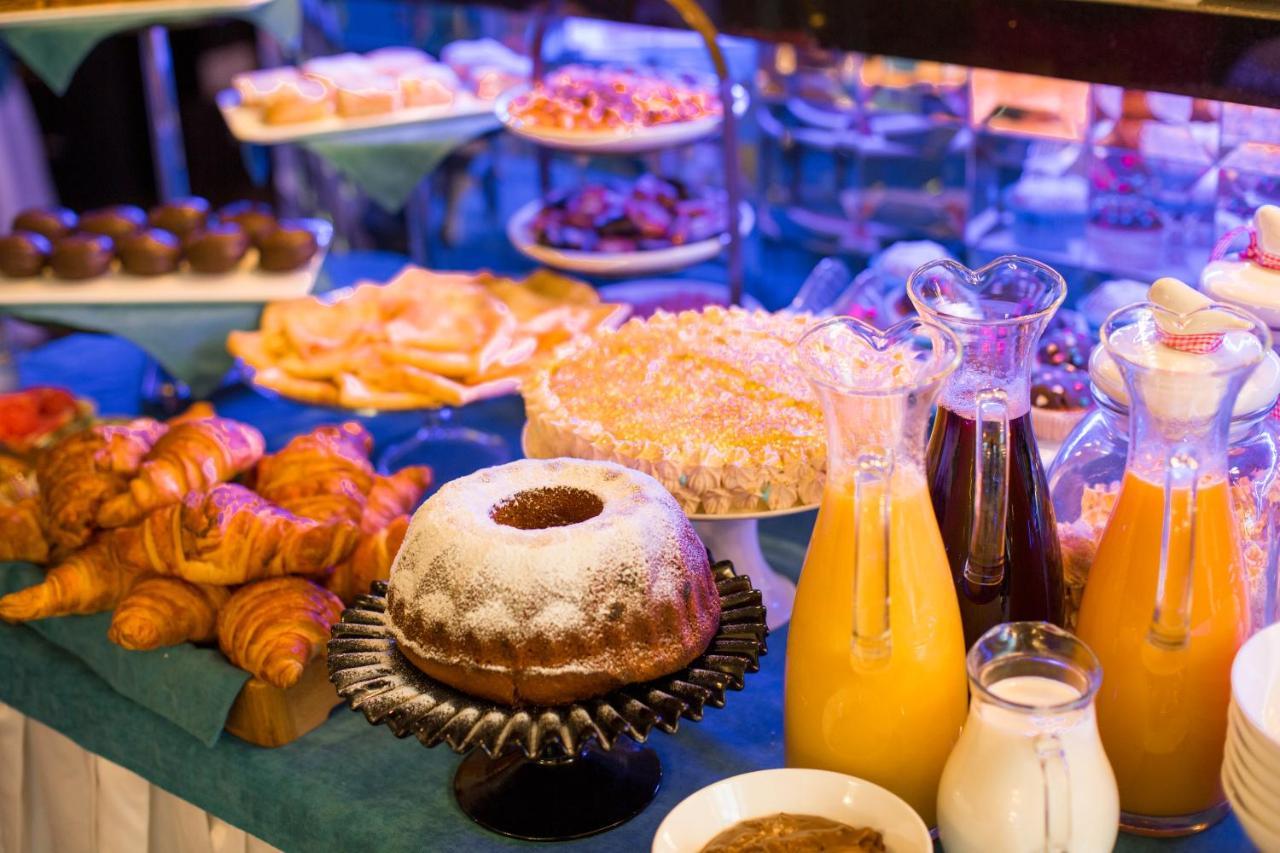 River Side Hotel Tbilisi Eksteriør bilde A selection of breakfast items