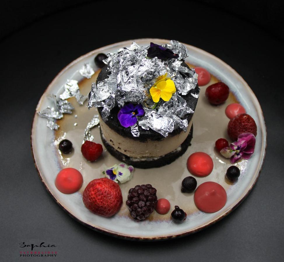 River Side Hotel Tbilisi Eksteriør bilde A chocolate cake with edible silver leaf