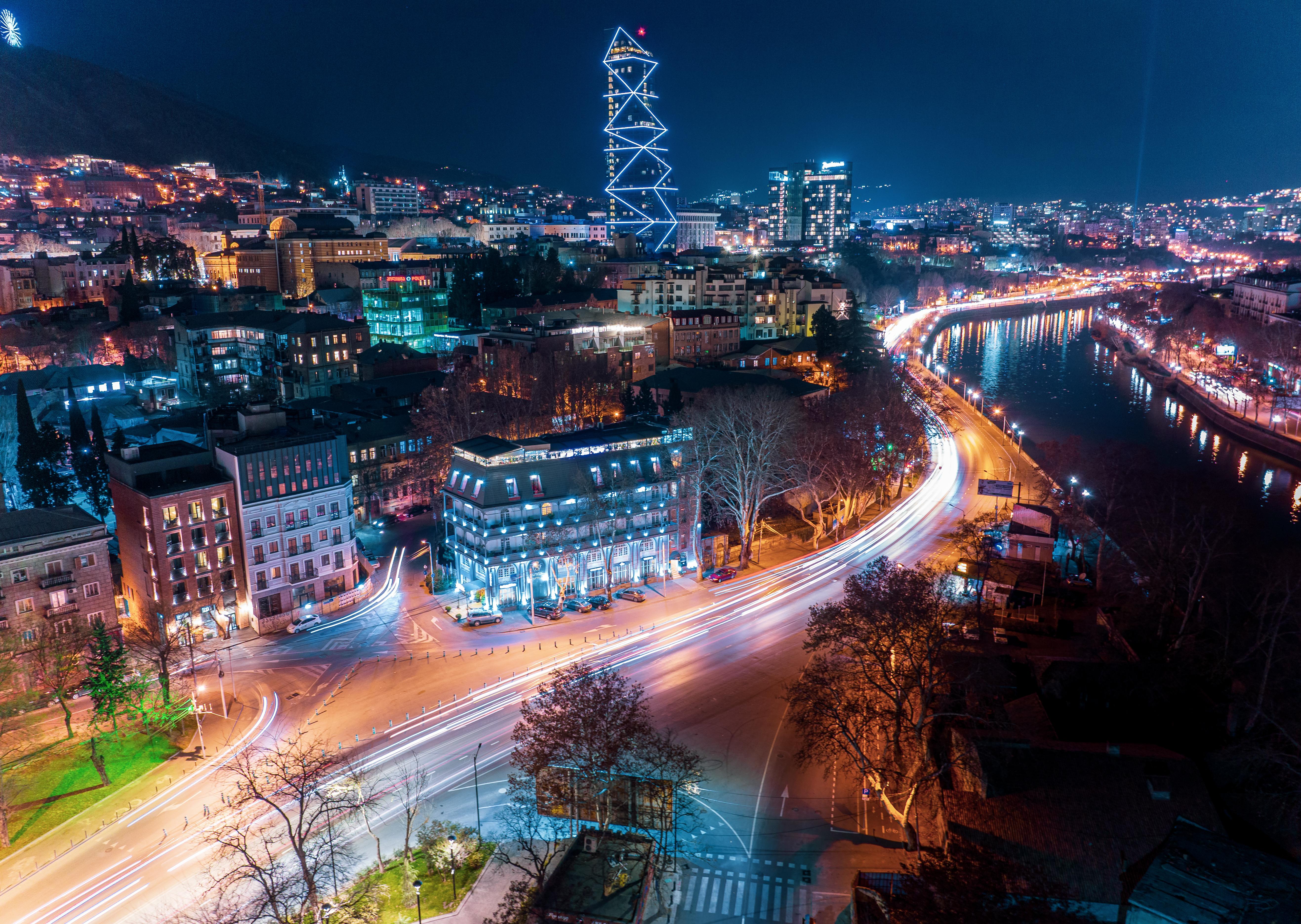 River Side Hotel Tbilisi Eksteriør bilde The tower at night