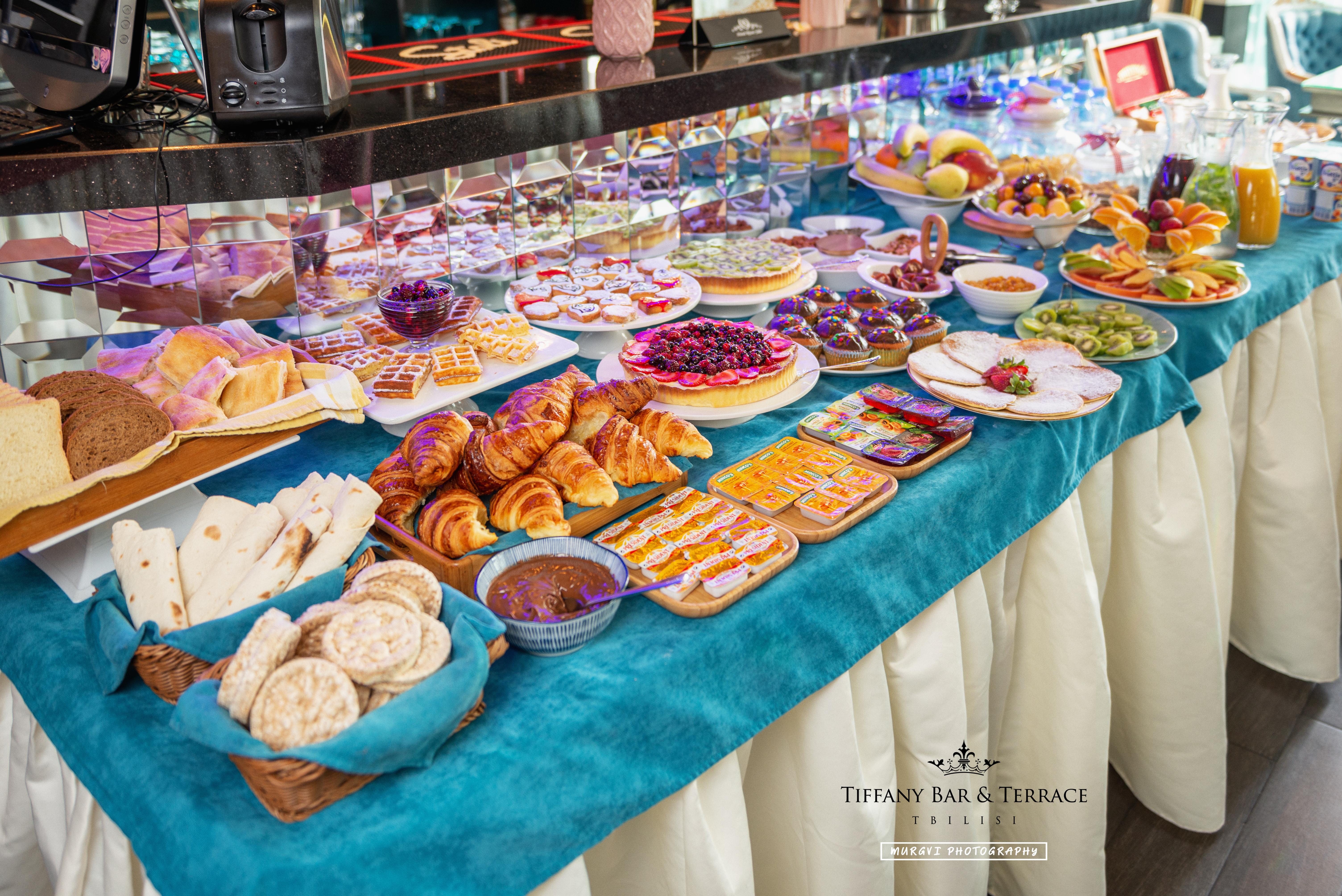 River Side Hotel Tbilisi Eksteriør bilde A buffet at a hotel