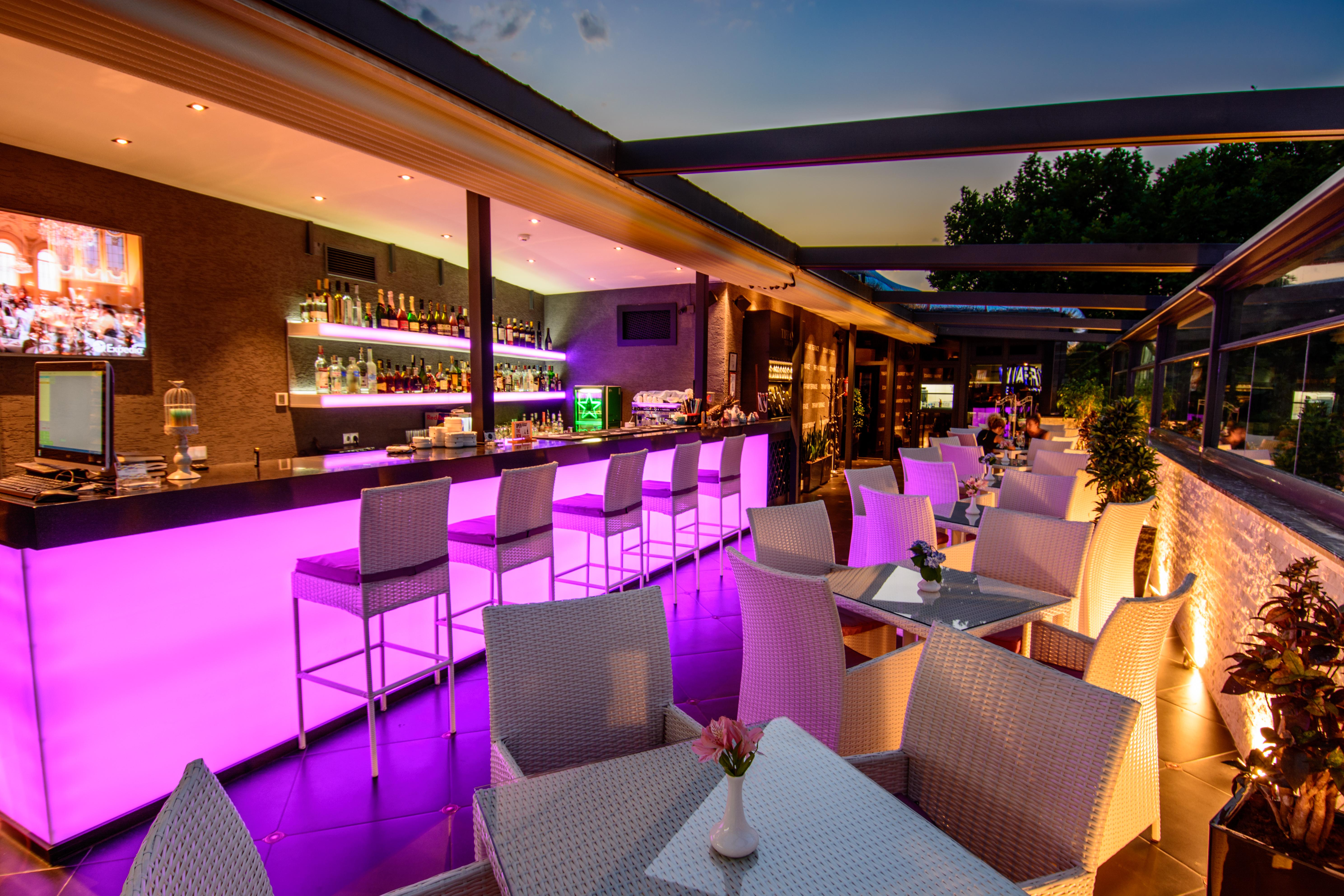 River Side Hotel Tbilisi Eksteriør bilde The bar at the Sky Bar