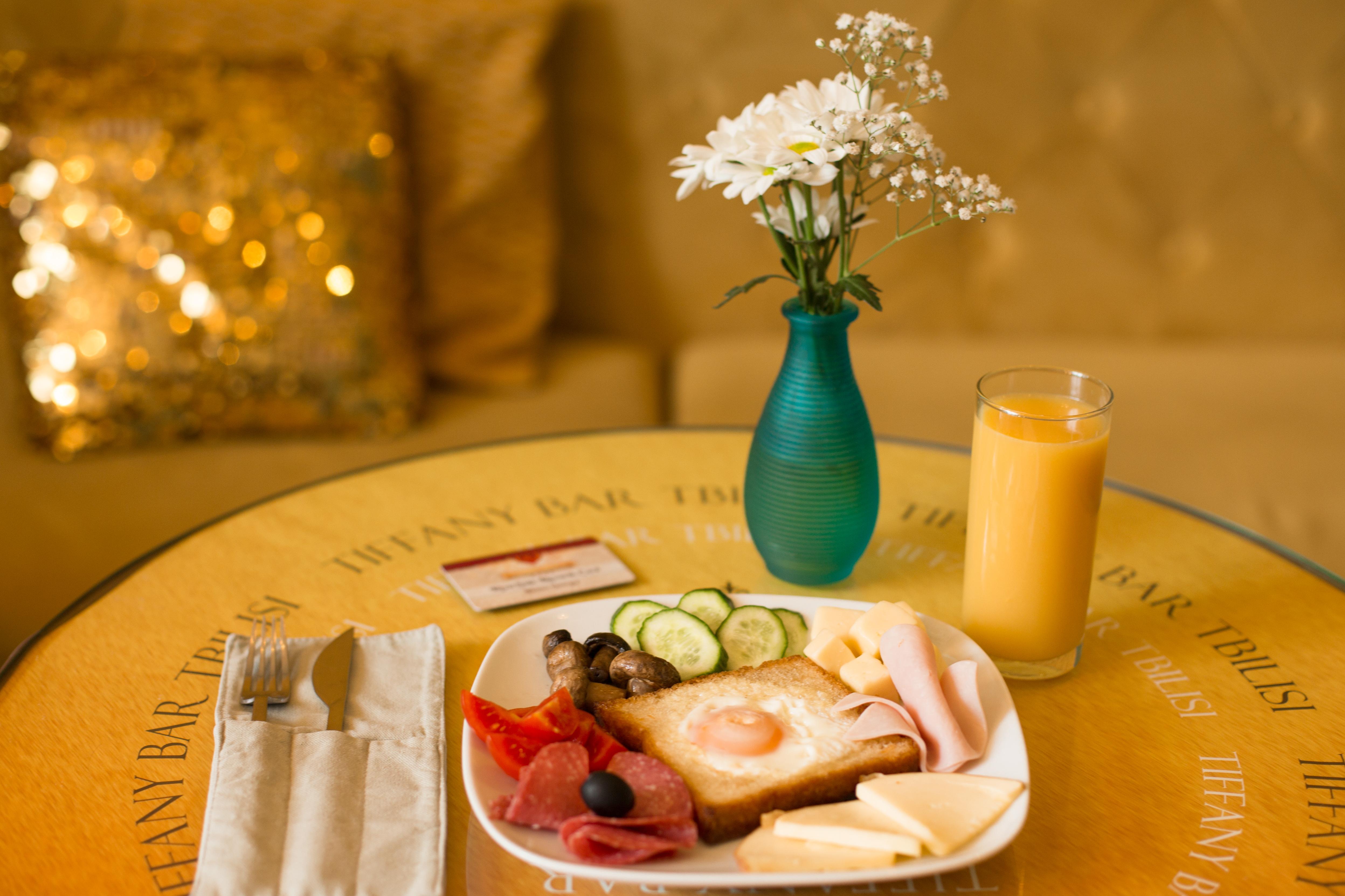 River Side Hotel Tbilisi Eksteriør bilde A typical breakfast
