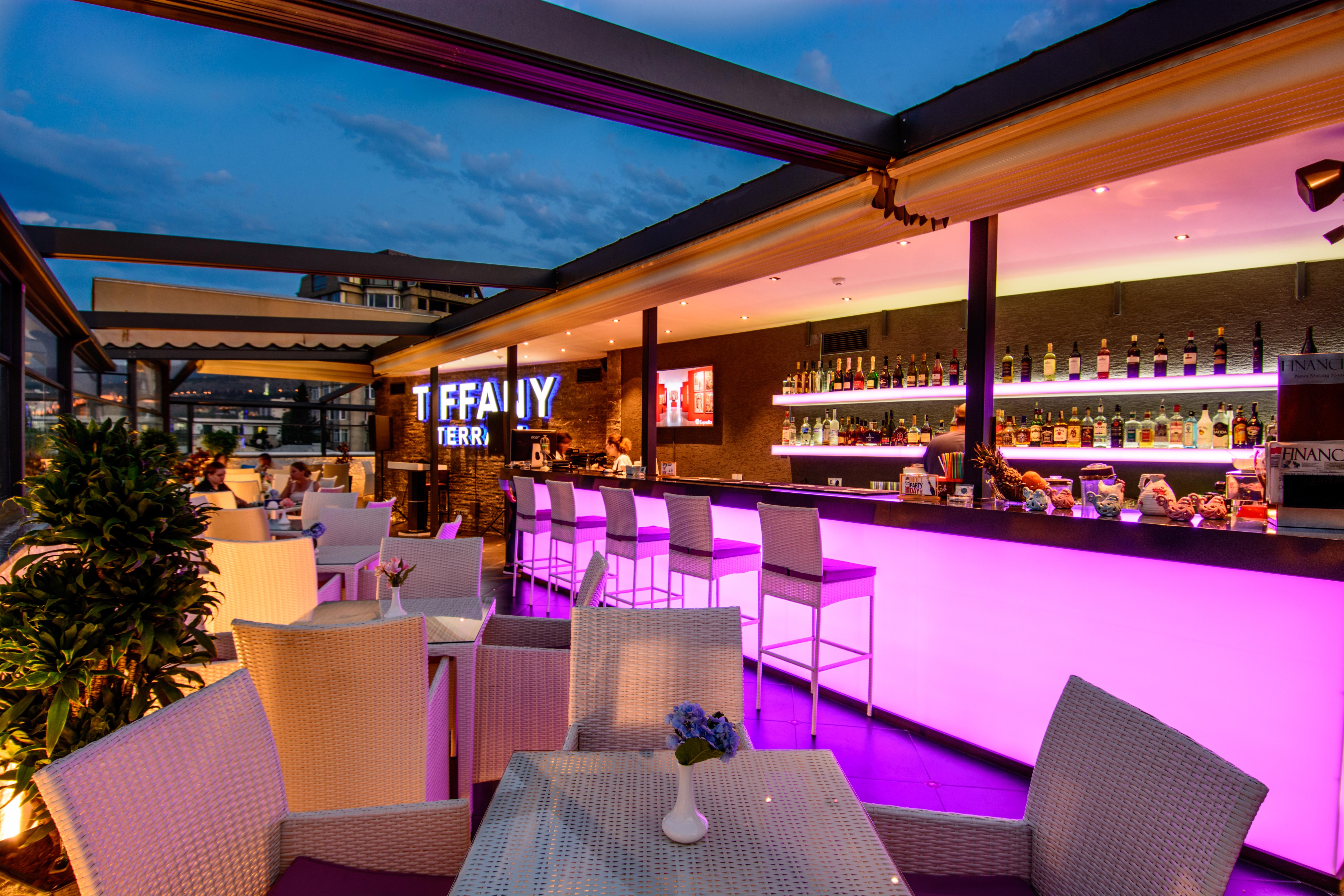River Side Hotel Tbilisi Eksteriør bilde The bar at the top of the hotel