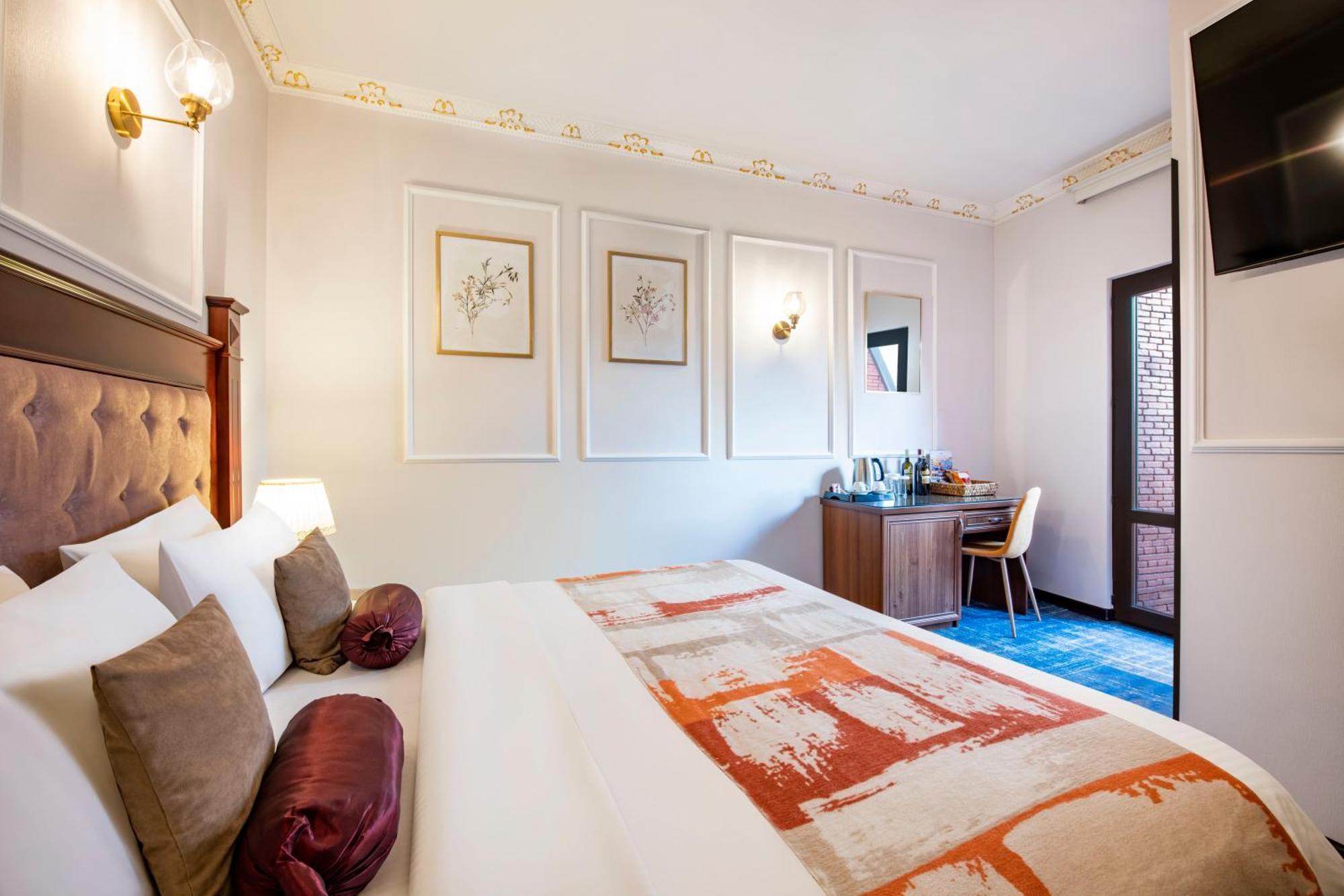 River Side Hotel Tbilisi Eksteriør bilde A room at the hotel