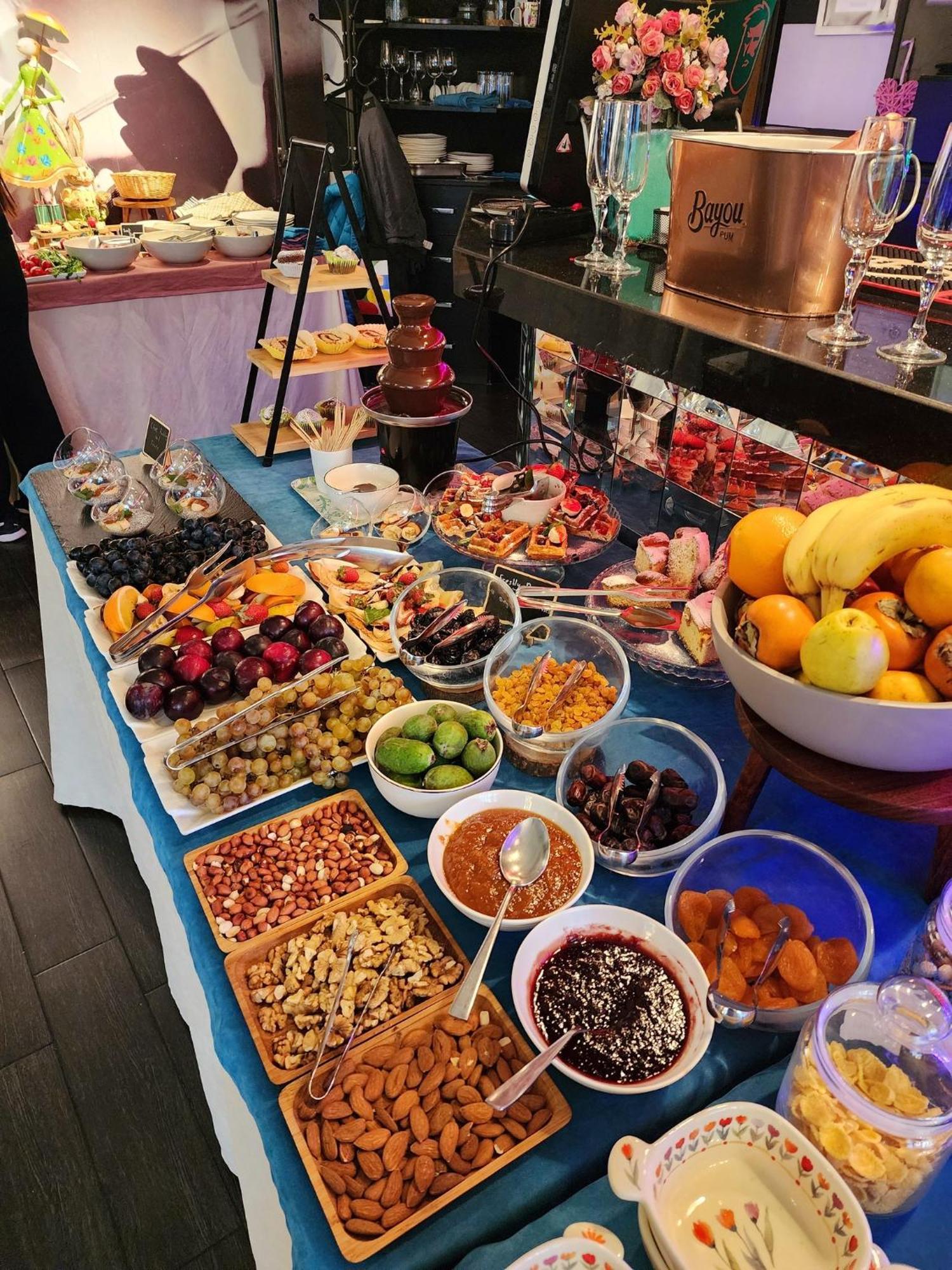 River Side Hotel Tbilisi Eksteriør bilde A fruit salad bar