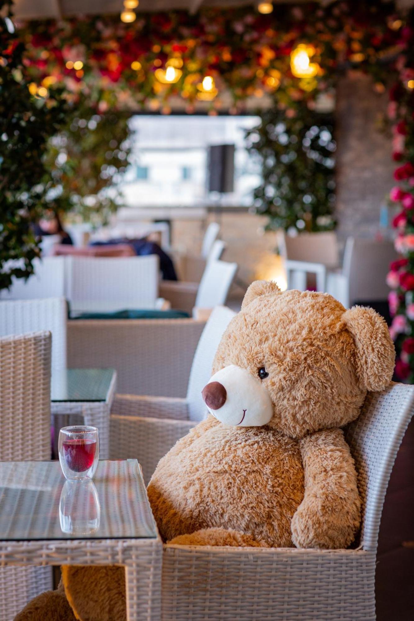 River Side Hotel Tbilisi Eksteriør bilde Teddy bear