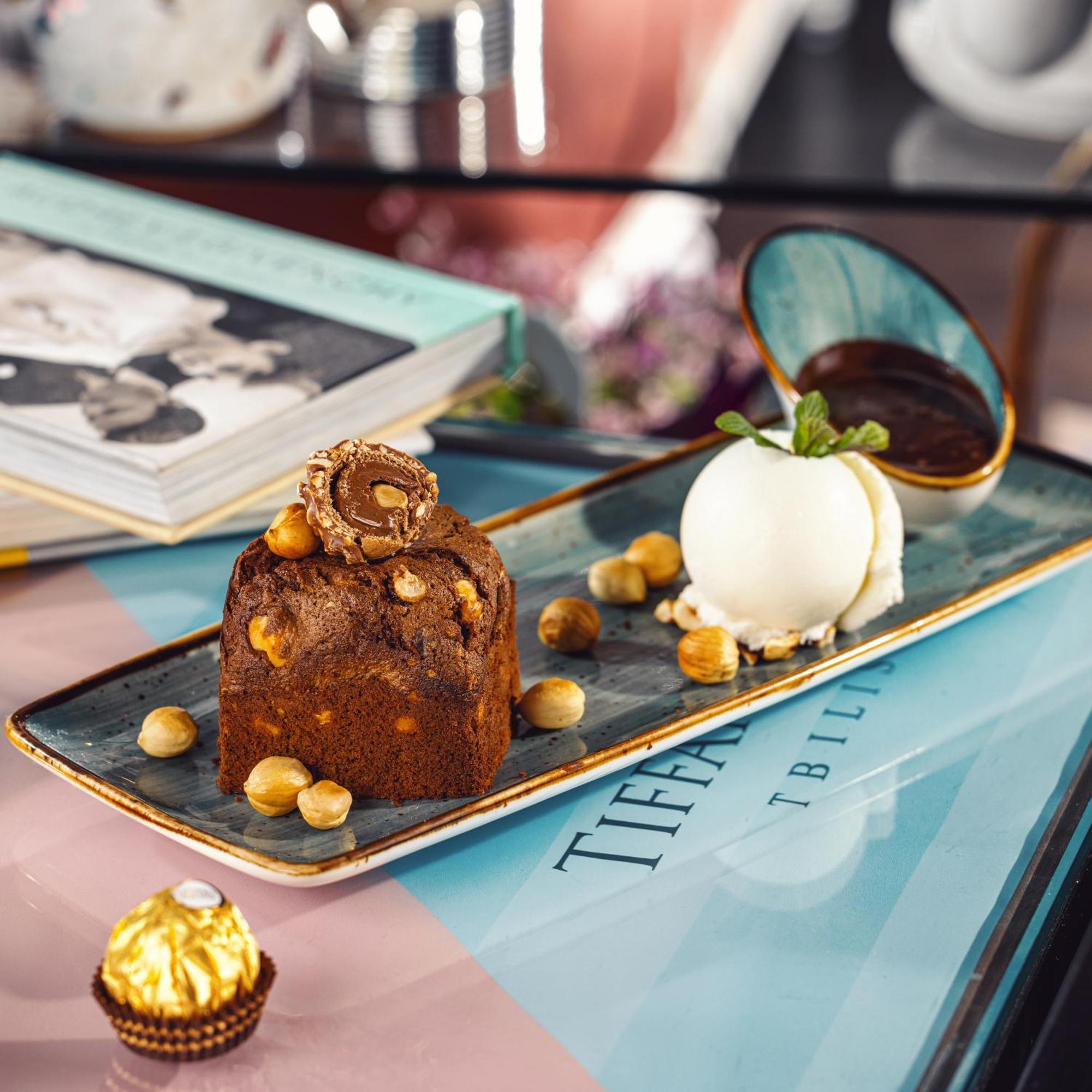River Side Hotel Tbilisi Eksteriør bilde A dessert at Tiffany's